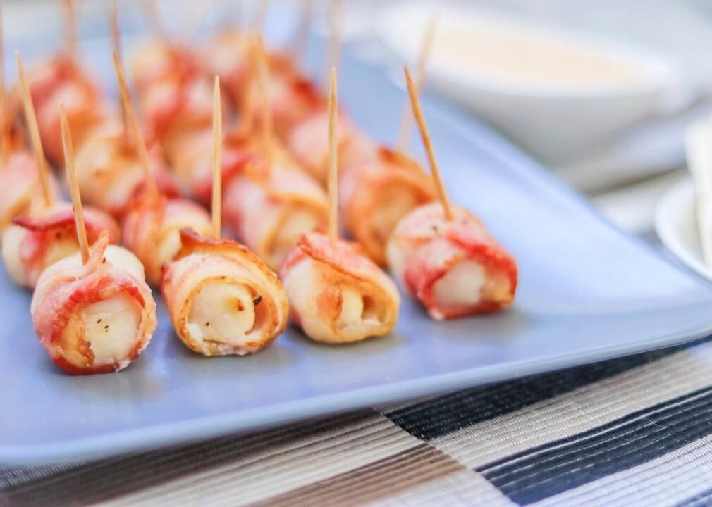 Air Fryer Bacon-Wrapped Scallops with Sriracha Mayo